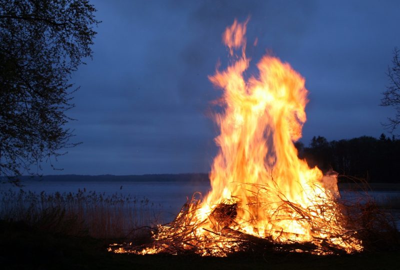 Conseils pour améliorer le rendement de son poêle à bois, image d’un feu.