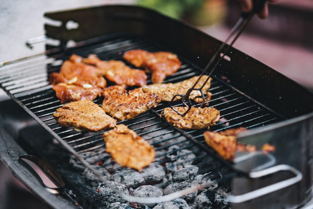 Comment allumer son barbecue au charbon de bois facilement ?