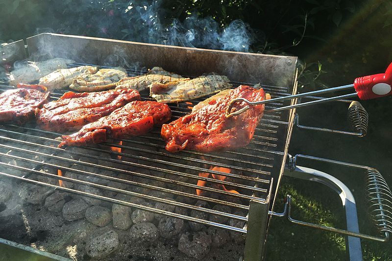 Allumer un barbecue peut se faire de différentes façons et il faut bien choisir son bois.