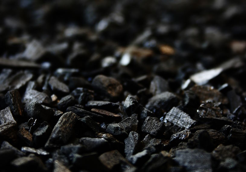 Barbecue au charbon : peut-on utiliser du bois ? Image de charbon.
