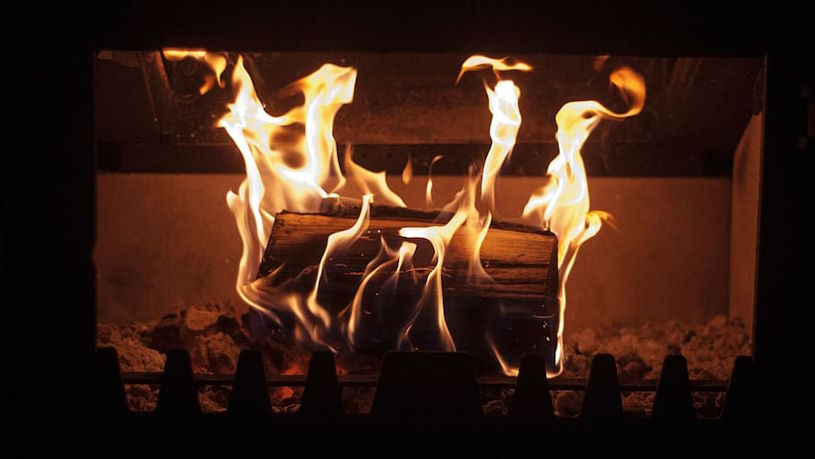 Grâce à quelques astuces, il est possible de réduire sa consommation de bois de chauffage.