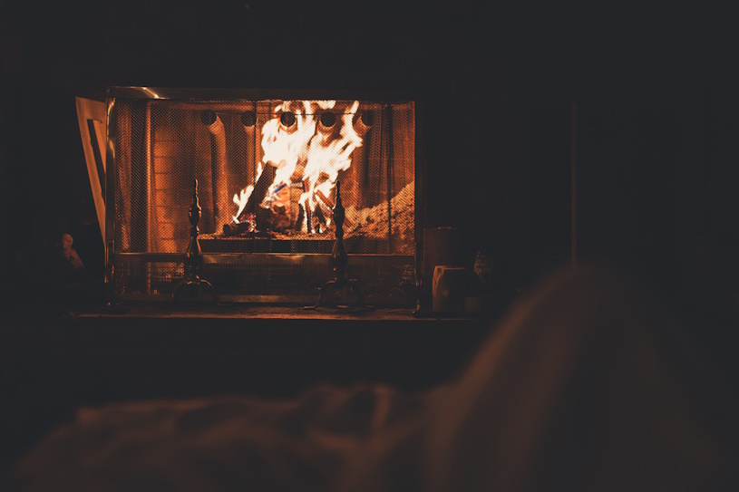 flambée de bois de chauffage dans une cheminée